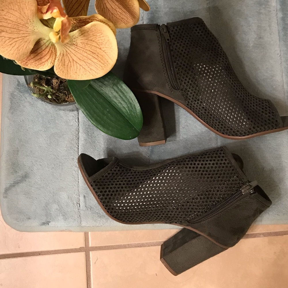 🍂Peep toe, laser cut out, army green booties🍂